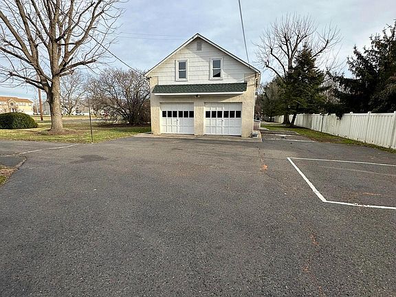 3rd image of 4007 Hulmeville Rd