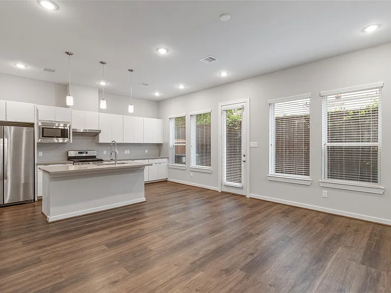 608 Thornton Oaks Ln — Photo 3