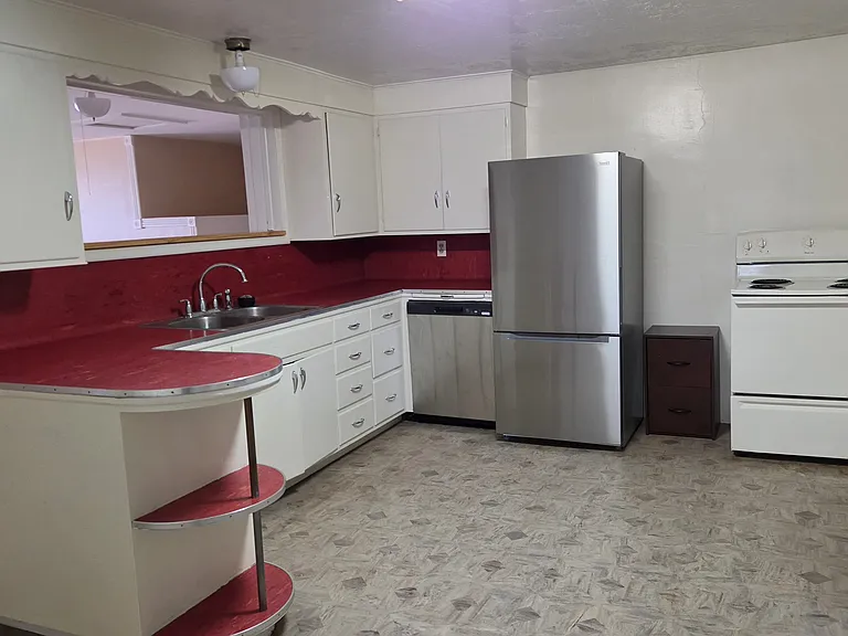 208 S 400 W — Photo 6
