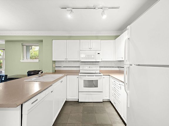 4th image of 2815 Yew St #104