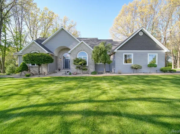 4852 Indian Creek Dr, Jackson, MI 49201