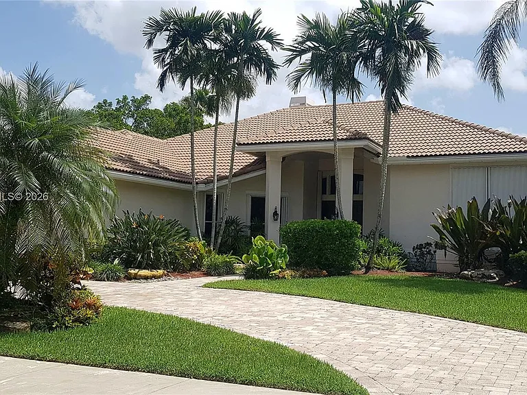 405 Sabal Way — Photo 1