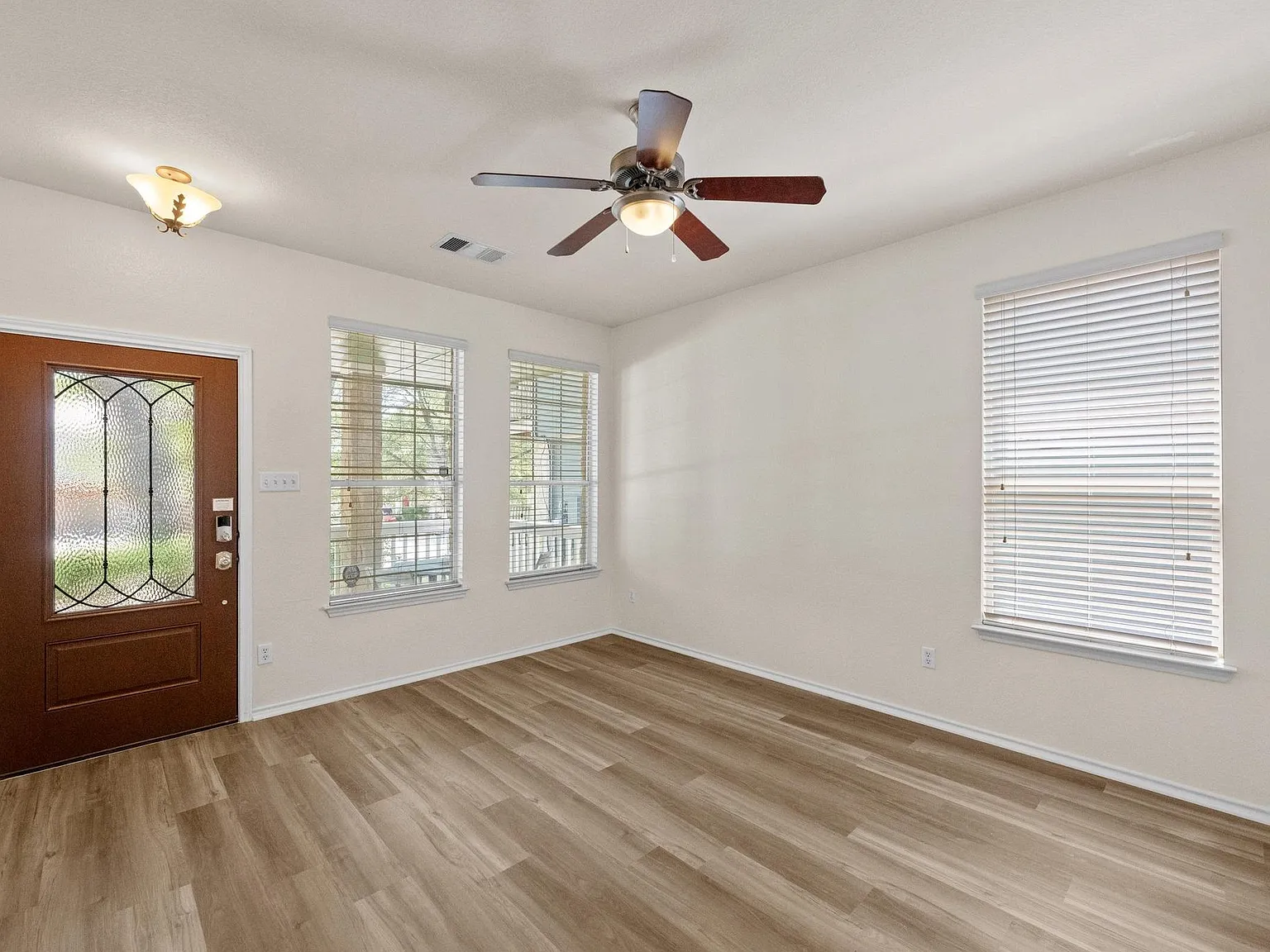 3 bed, 2.5 bath, 1438 sqft, $2,600 — Photo 3