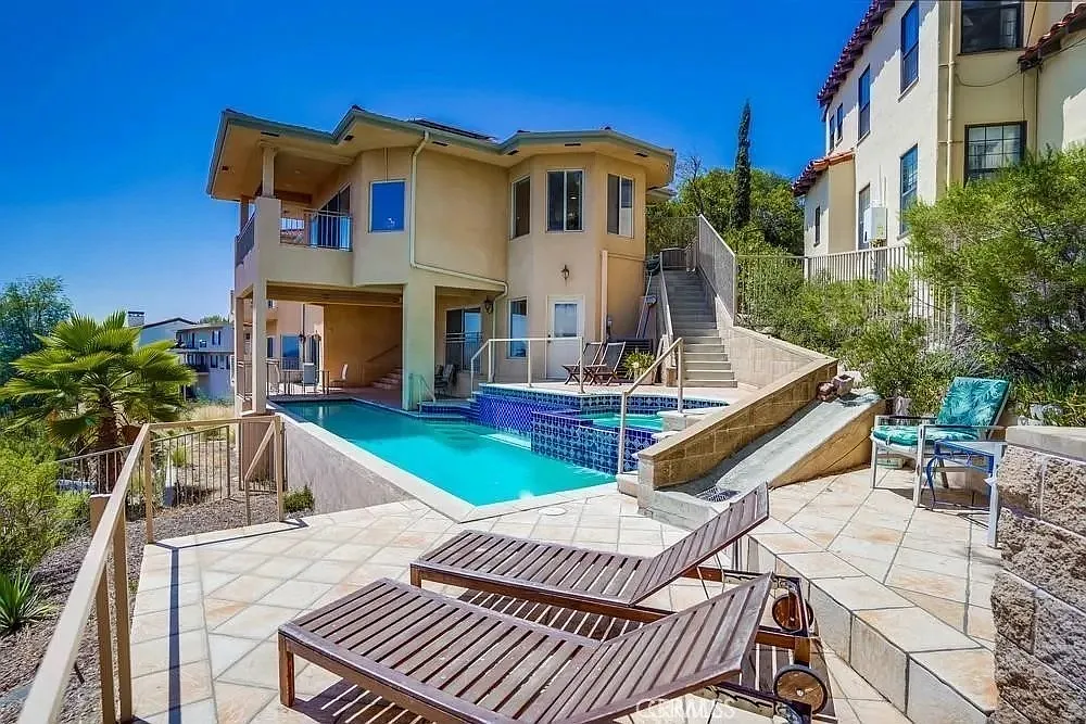 4 bed, 3287 sqft, $9,500 — Photo 3