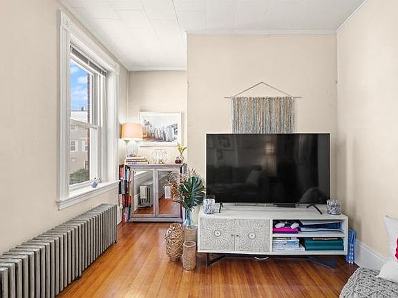 4th image of 166-168 Franklin St #2