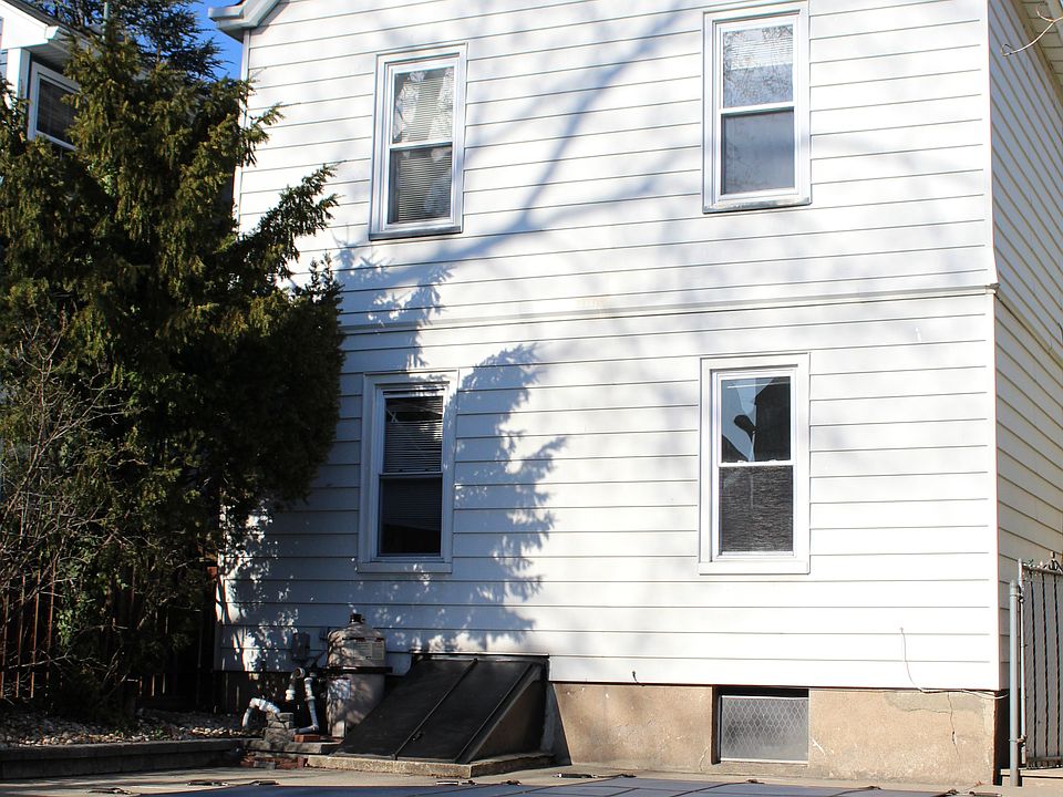 2nd image of 872 York St