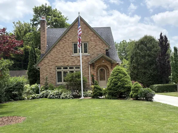 821 W Grand AVENUE, Port Washington, WI 53074