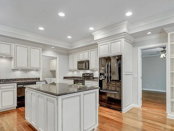 3rd image of 16 Cove Ct