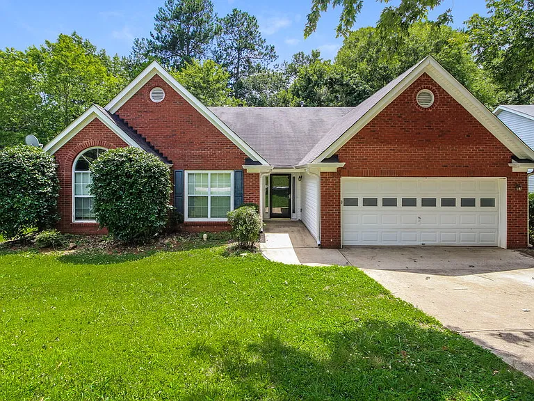 5729 Lakeview Cir — Photo 1