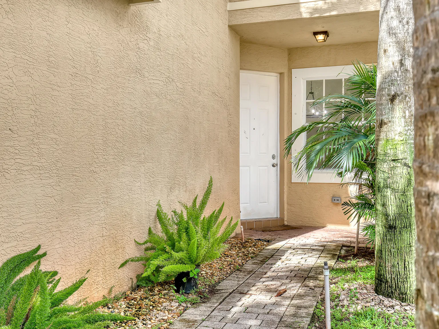 4 bed, 3.0 bath, 2065 sqft, $3,990 — Photo 4