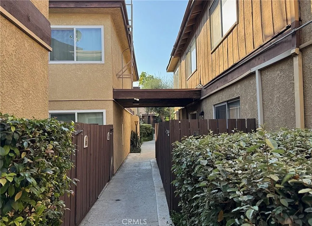 2 bed, 1.5 bath, 994 sqft, $2,950 — Photo 3