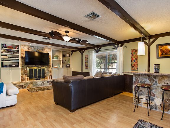 Huge Family Rm w/ fplace
