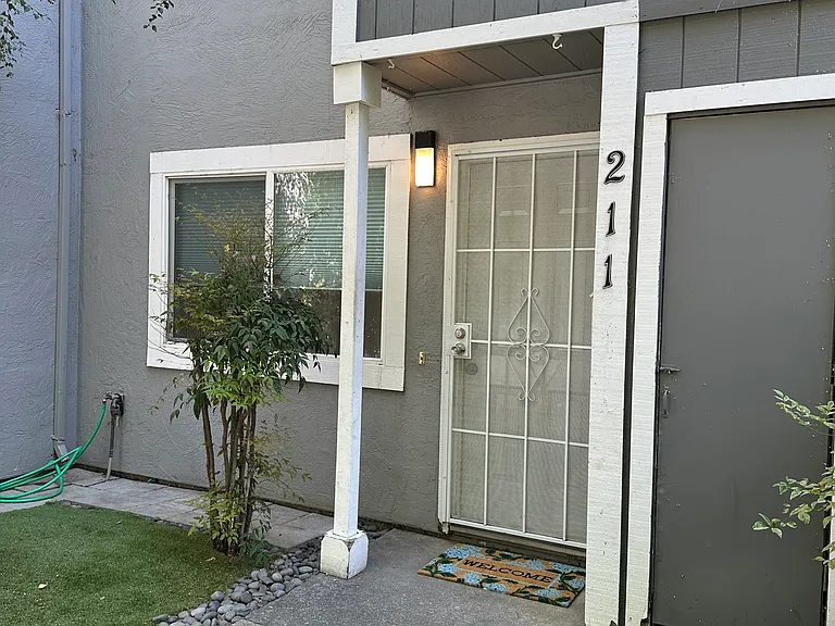 211 Arana Dr — Photo 3