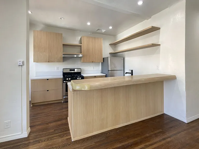 EC1 - 1650 Echo Park Apartments — Photo 10