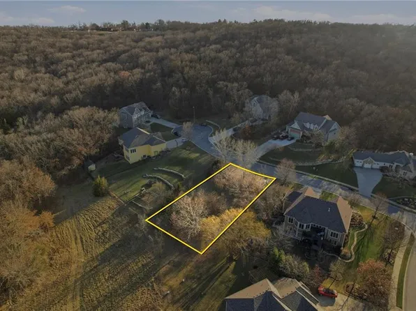 1828 Edgewood Ct, Leavenworth, KS 66048