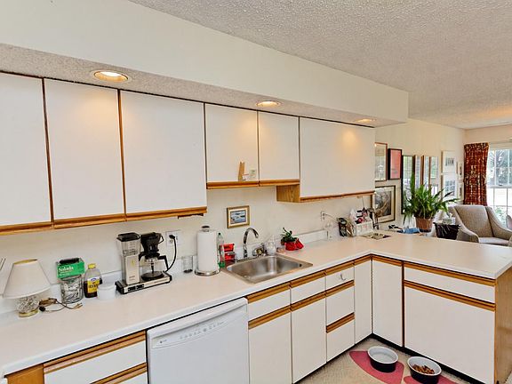 5th image of 32 Wedgewood Ln