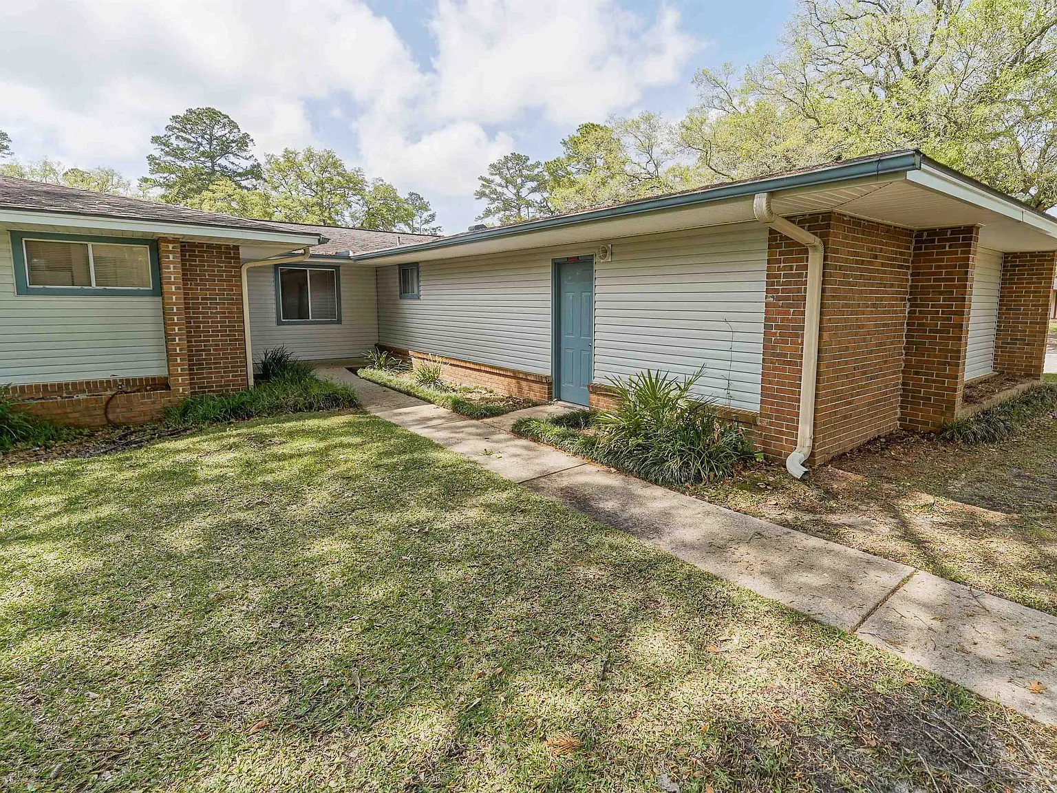 3 bed, 1300 sqft, $1,900 — Photo 2