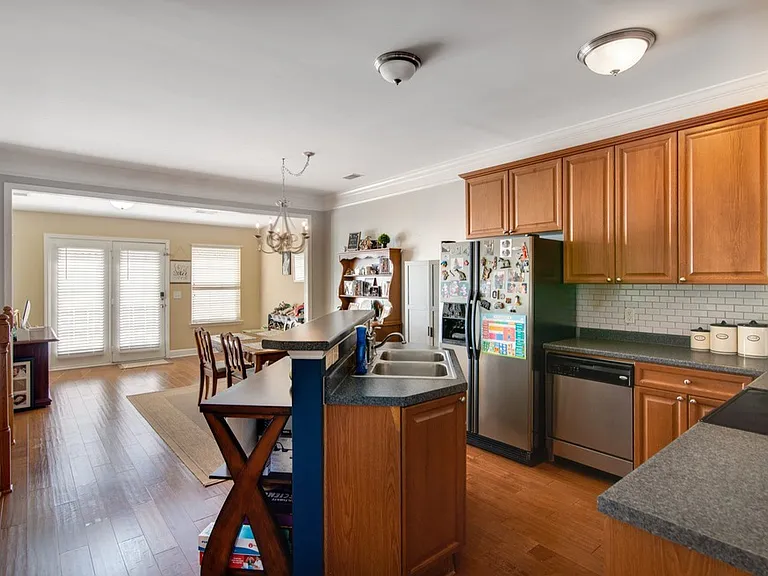 7031 Sunnywood Dr — Photo 4