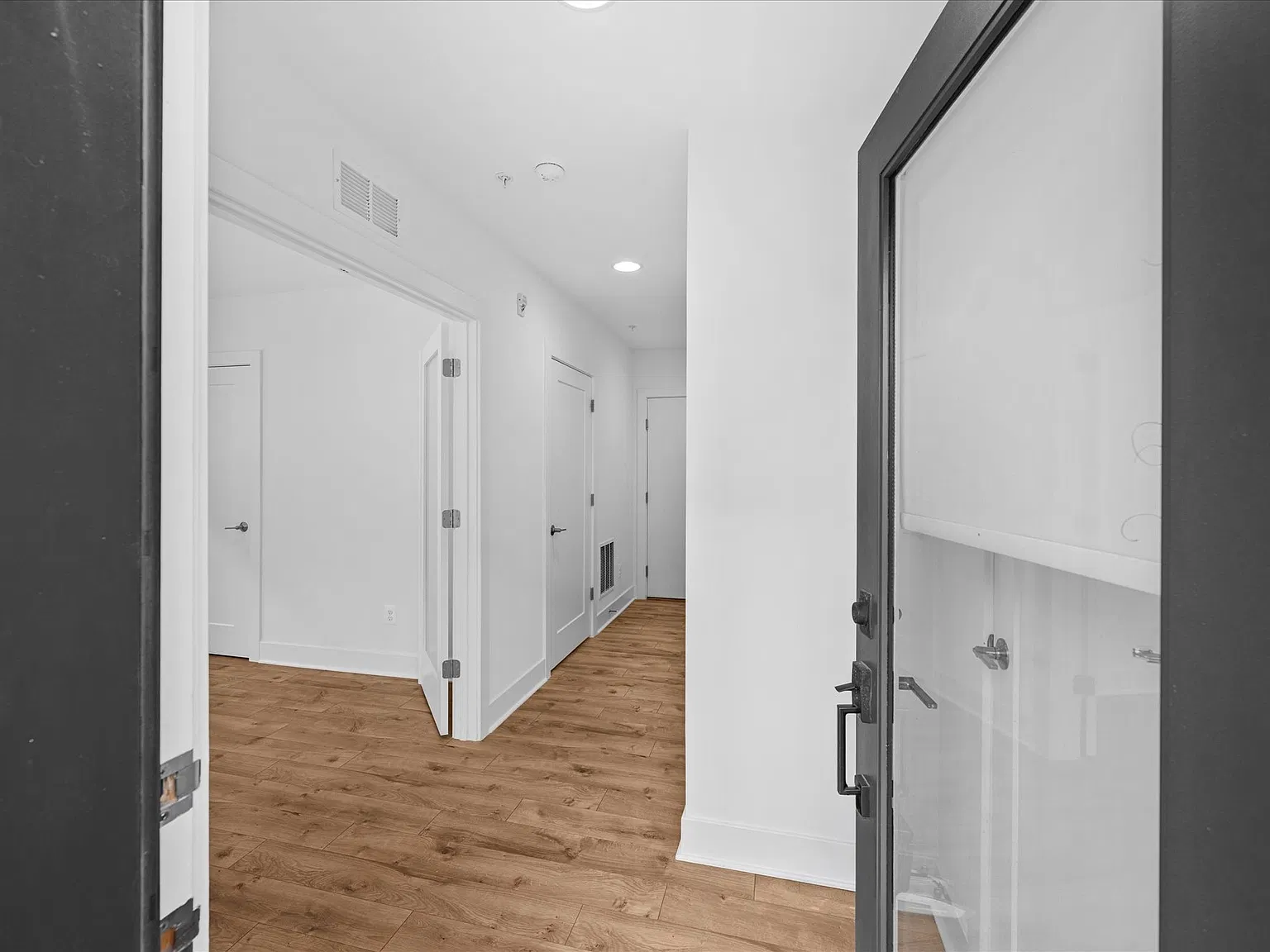 4 bed, 2290 sqft, $5,750 — Photo 2