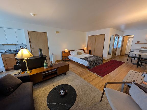 3rd image of 1615 N Franklin Pl #18900401