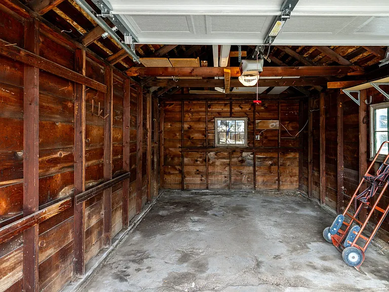 621 E 33rd Ave — Photo 37