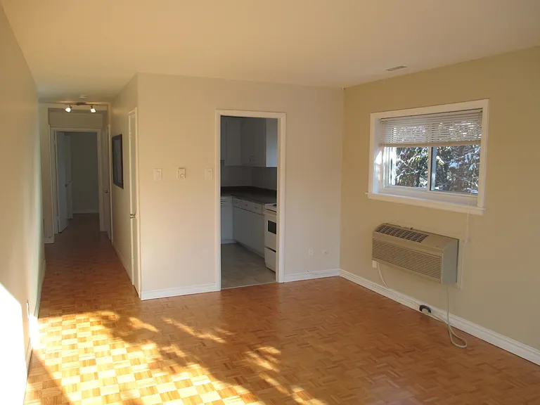 111 Crichton St — Photo 8