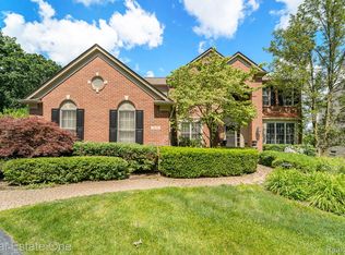 5454 Creekmonte Dr, Rochester, MI 48306