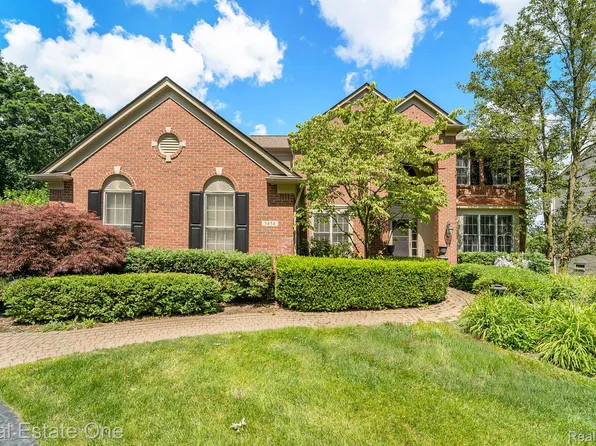 5454 Creekmonte Dr, Rochester, MI 48306