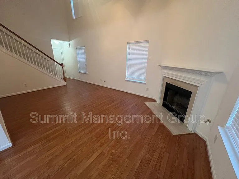 2810 Lakeside Cir — Photo 2