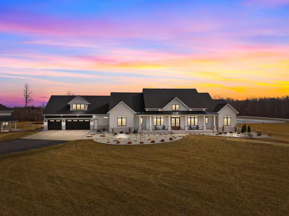 W5896 Autumn Hills Pkwy, Appleton, WI 54913