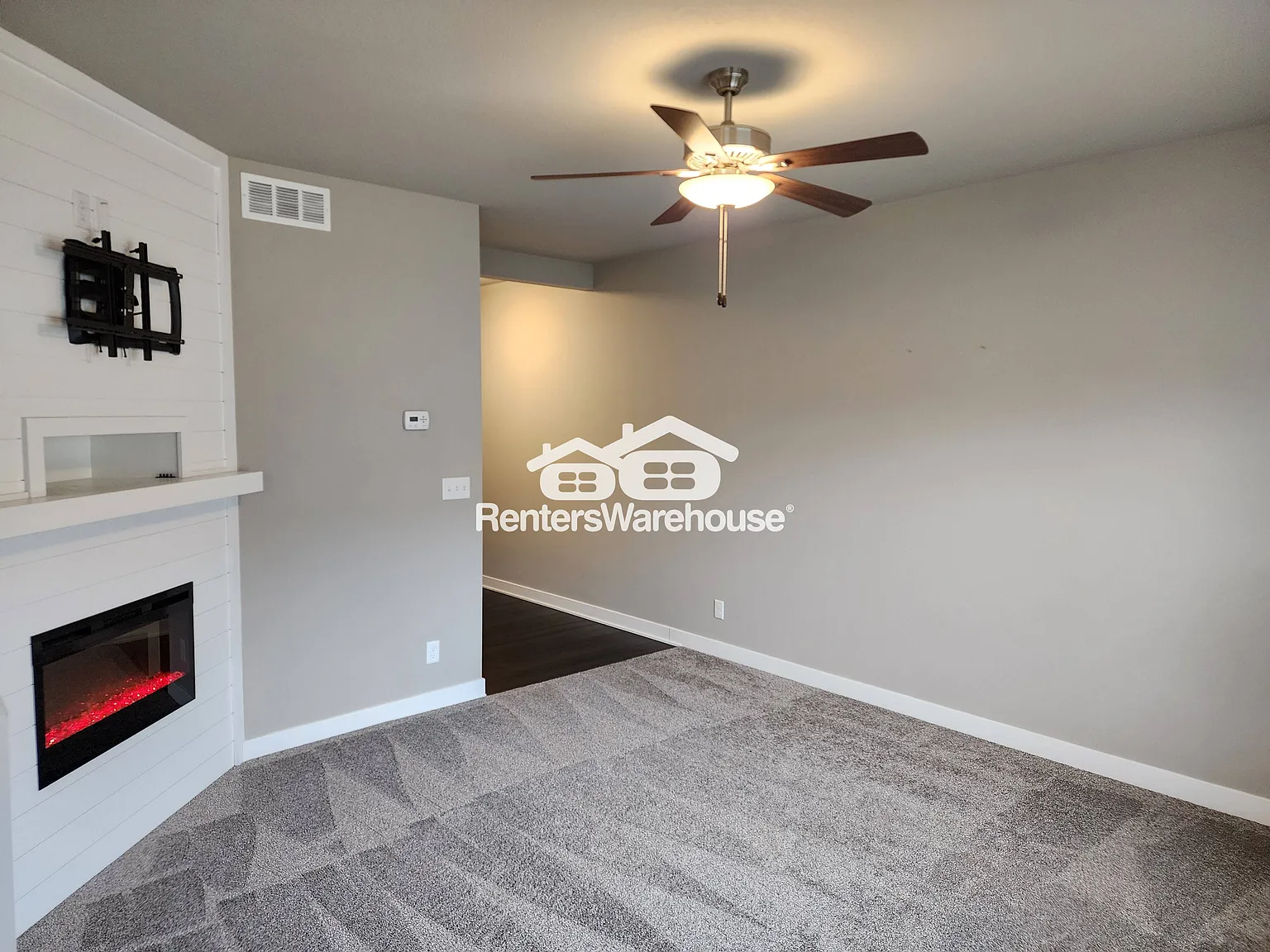 3 Bedroom Townhome with 2 Car Garage — Photo 4