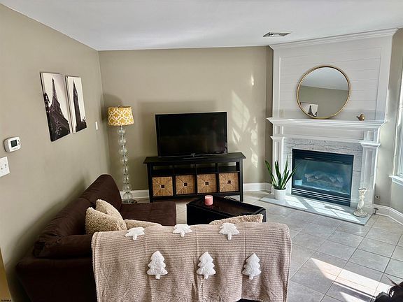 5th image of 28 Allison Pl