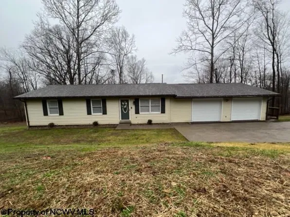 75 Pine Ln, Fairmont, WV 26554