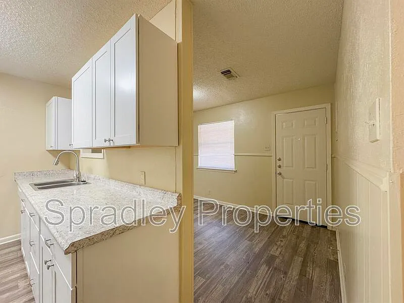 2 bed, 1.0 bath, 1026 sqft, $1,095 — Photo 4