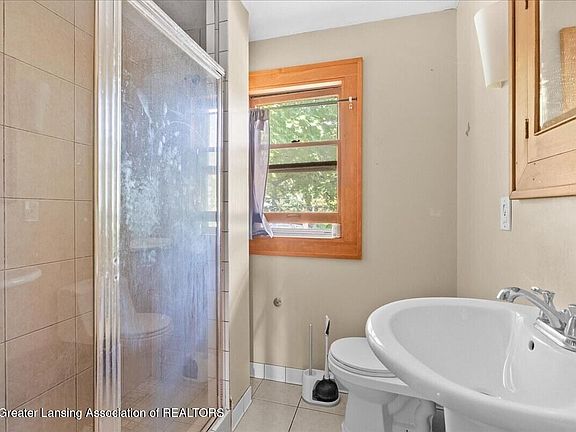 4th image of 435 Regent St
