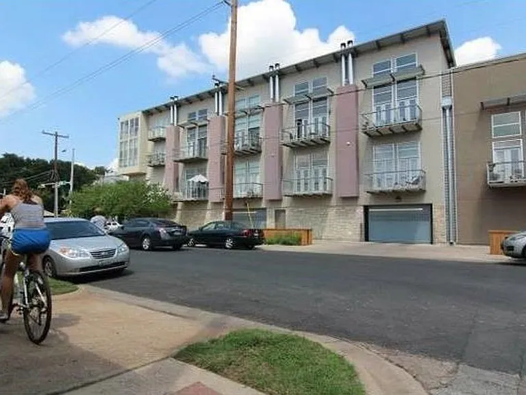 1601 E Cesar Chavez St #204 — Photo 12