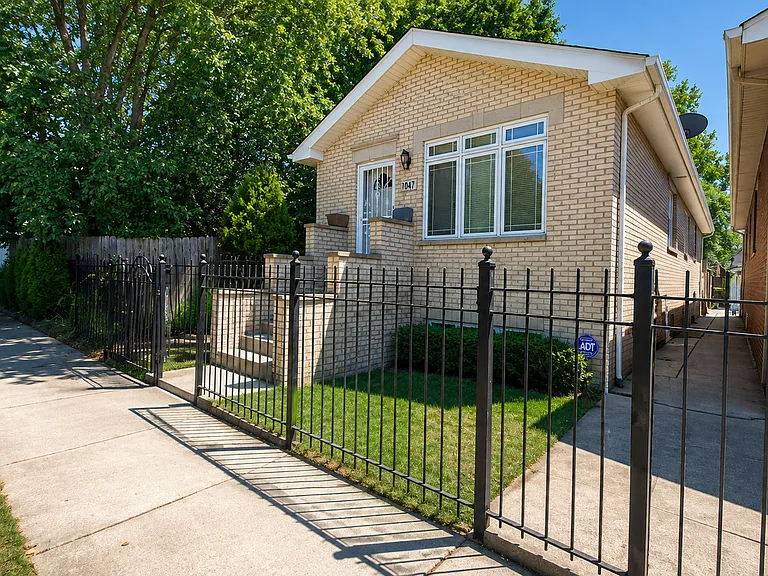 419 W Root St — Photo 2