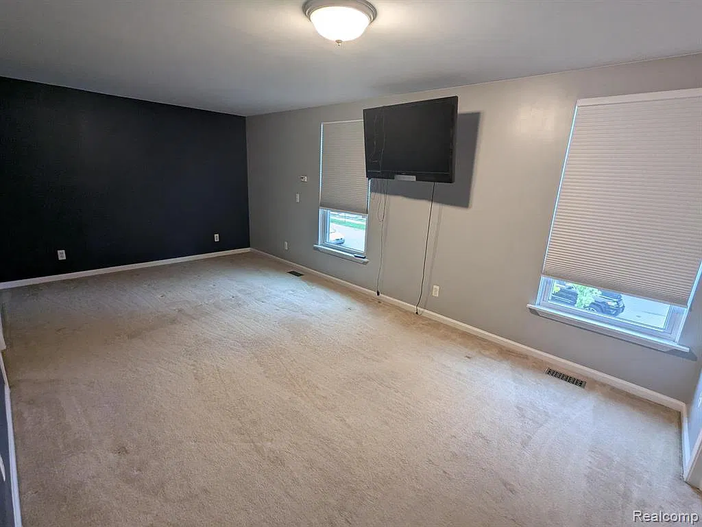 3 bed, 2.5 bath, 2558 sqft, $2,300 — Photo 4