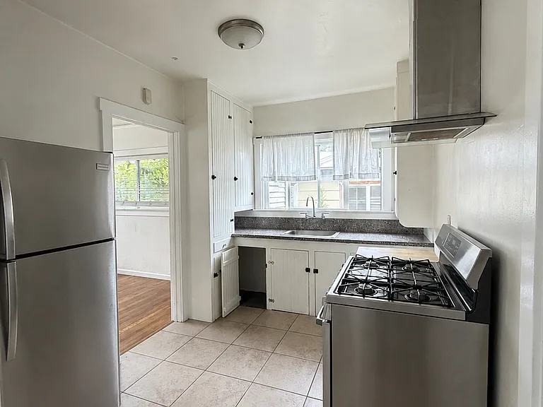 328 W Victoria St — Photo 5