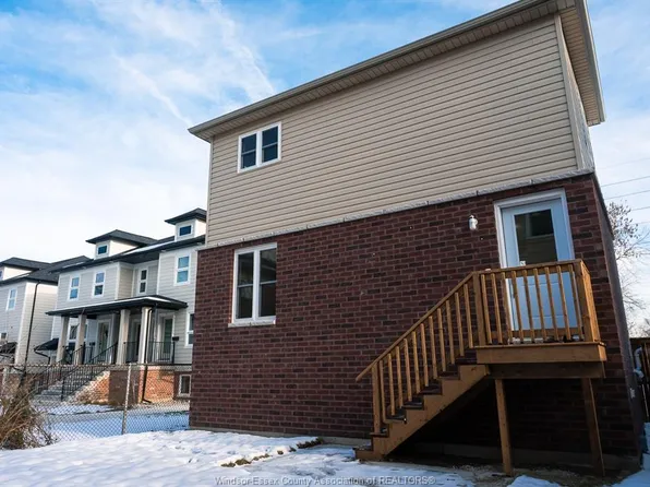 3495 Bloomfield Rd #3, Windsor, ON N9C 1R8