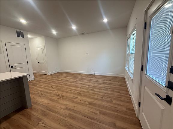5th image of 905 E 10th St