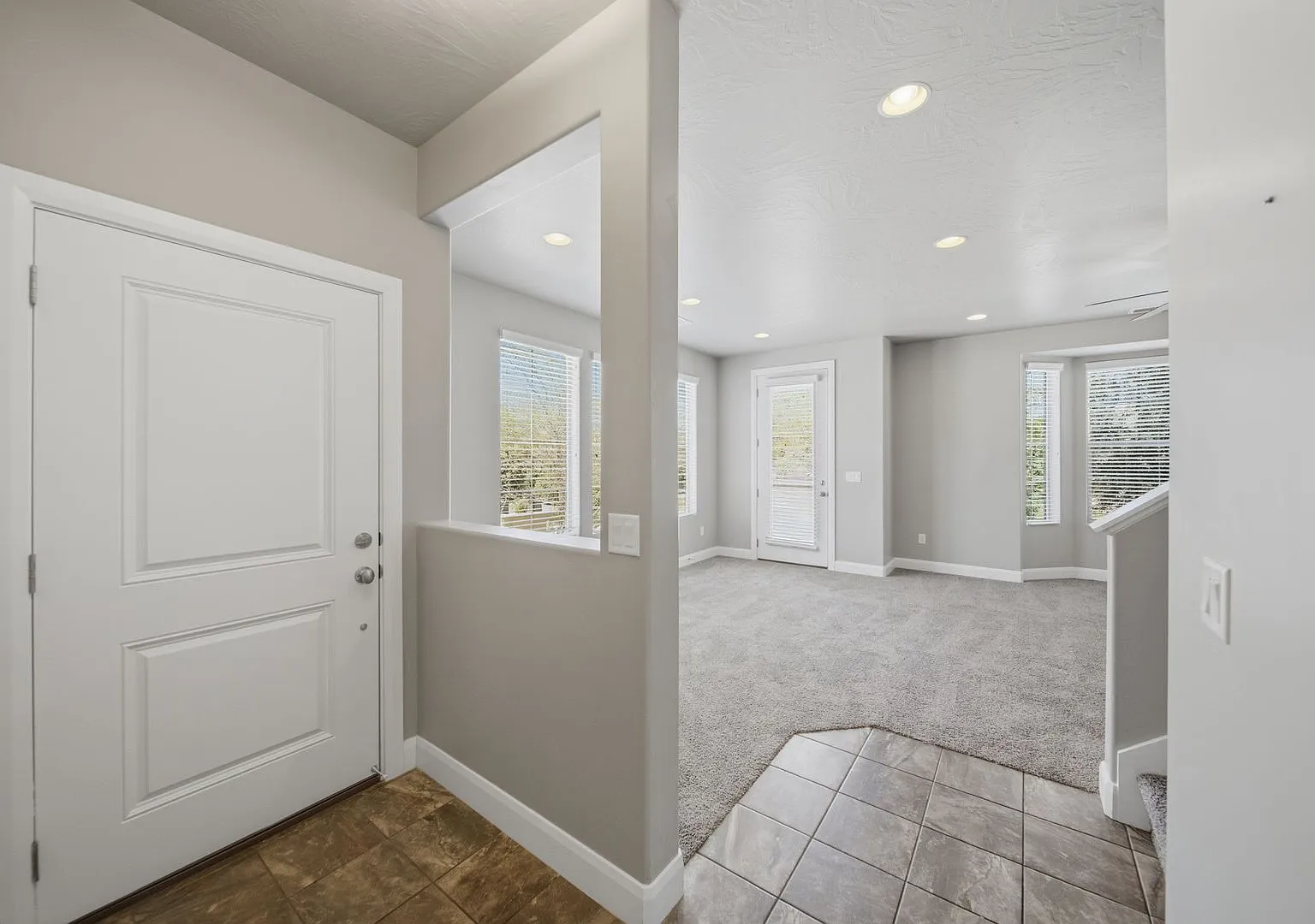 Bright & Spacious 3 bedroom Townhome — Photo 4