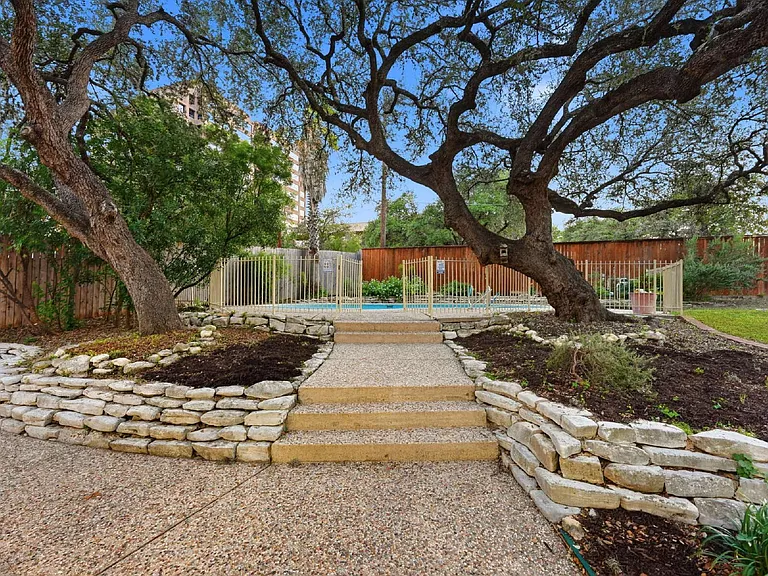 8607 Norwich Dr — Photo 44
