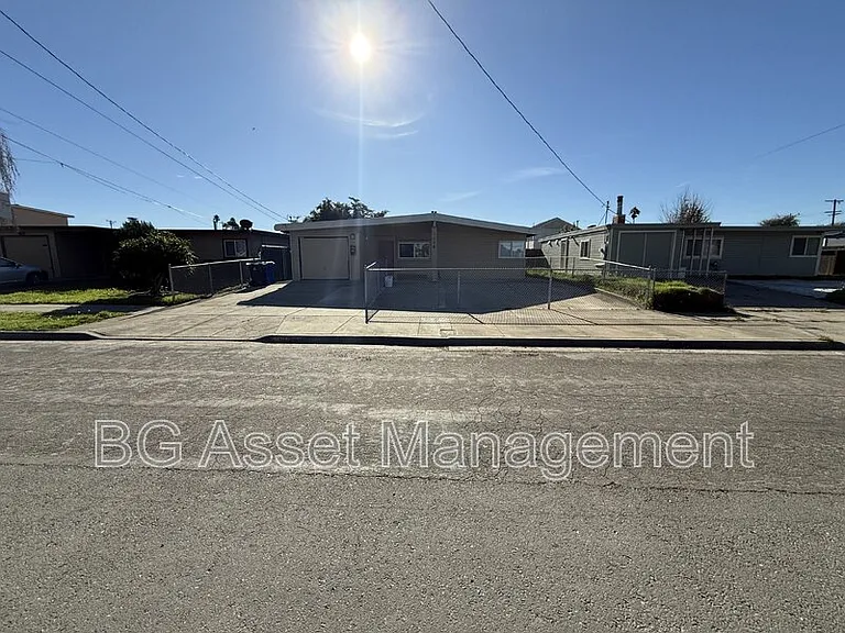 1526 Visalia Ave — Photo 23