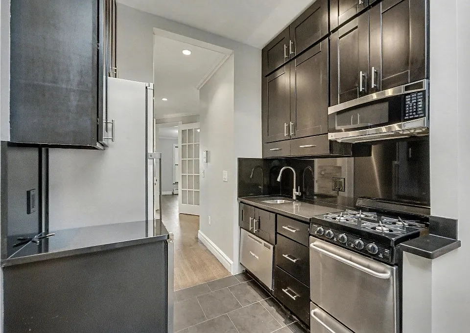 420 W 51st St #5