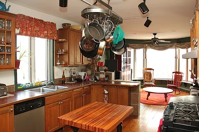 7 bed, 9999 sqft, $10,675 — Photo 2