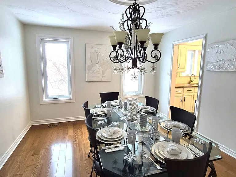 184 Dundas St E — Photo 15
