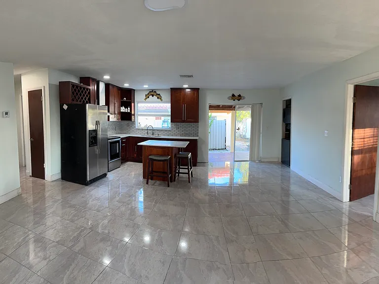 416 San Mateo Dr — Photo 3