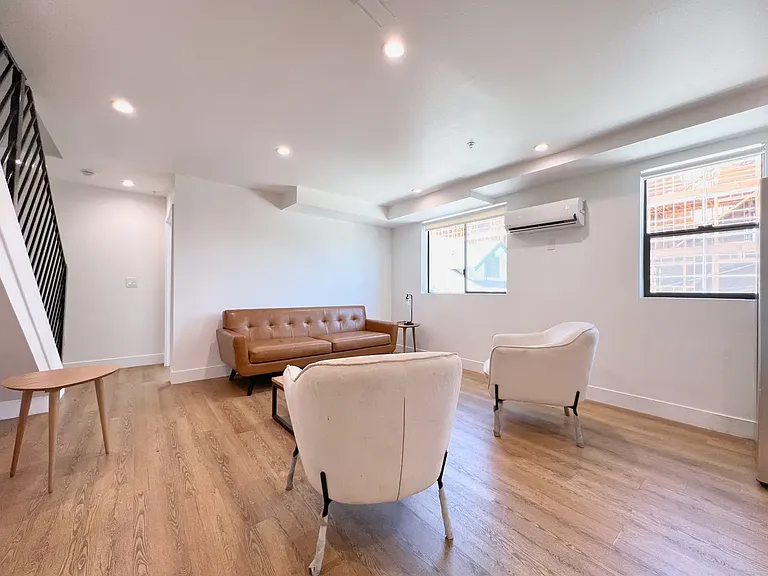 9 3098 1/2 Normandie Ave — Photo 4