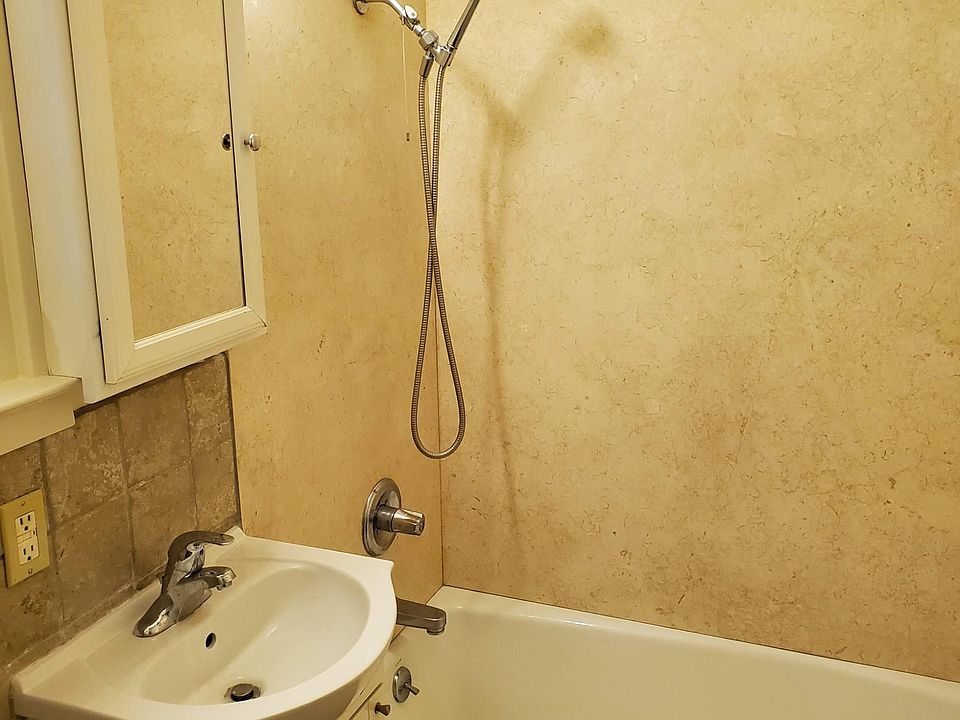 2nd image of 985 Huntington Ave APT 3